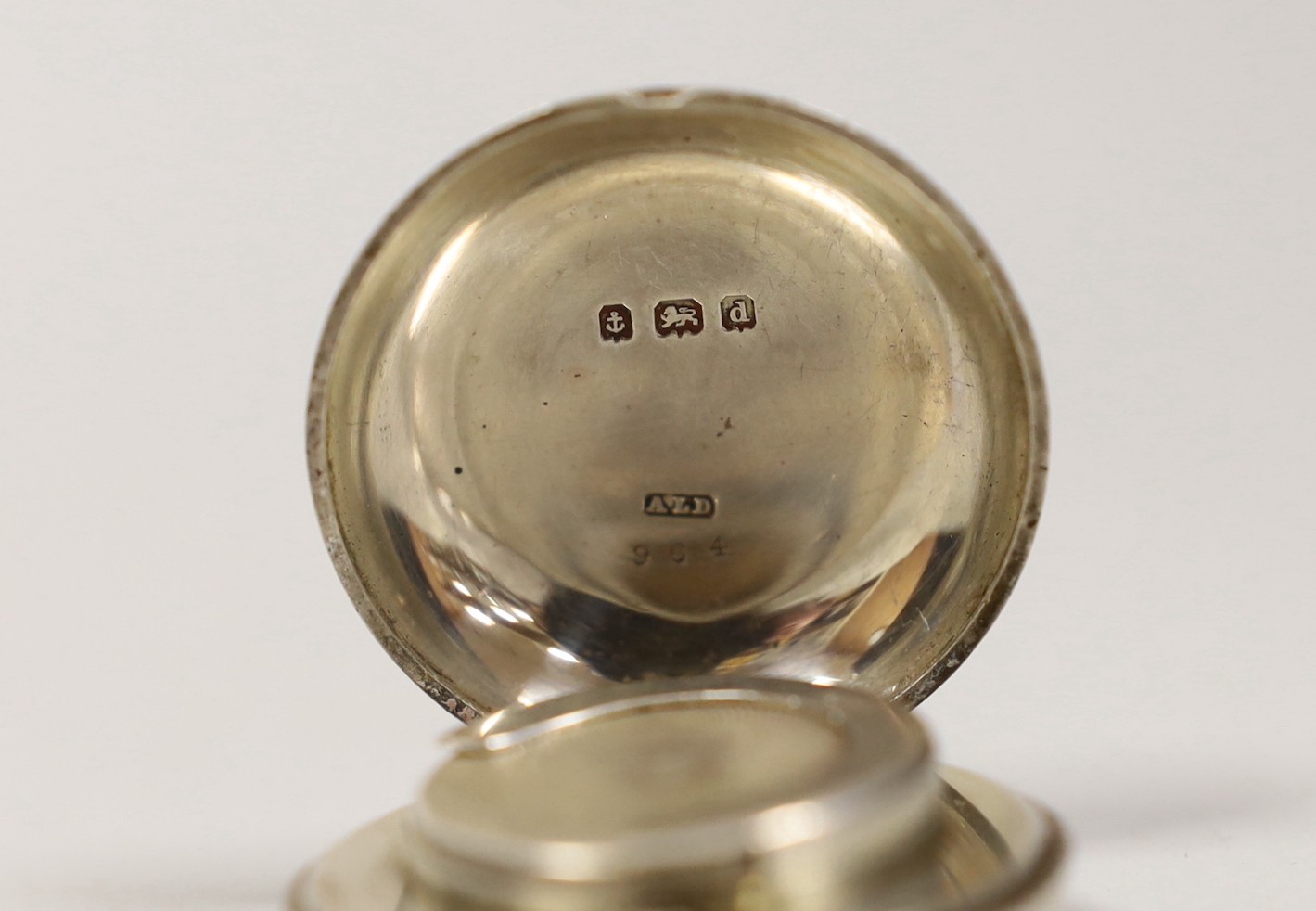 An Edwardian plain silver sovereign case, A.L. Dennison, Birmingham, 1903, 30mm.